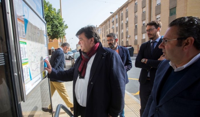 Braile en las paradas de autobuses de Huelva capital