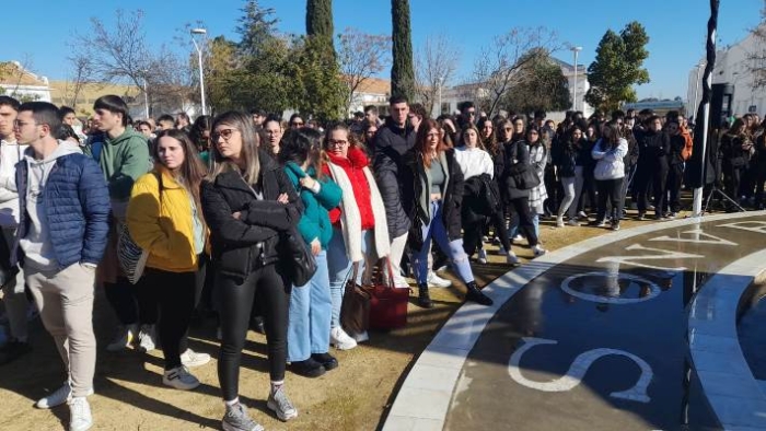 Silencio para llorar a Andrea, Daniel y Sara, los estudiantes fallecidos en el incendio