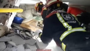 Vídeo: Bomberos de Huelva rescatan a una chica sepultada en el terremoto de Turquía