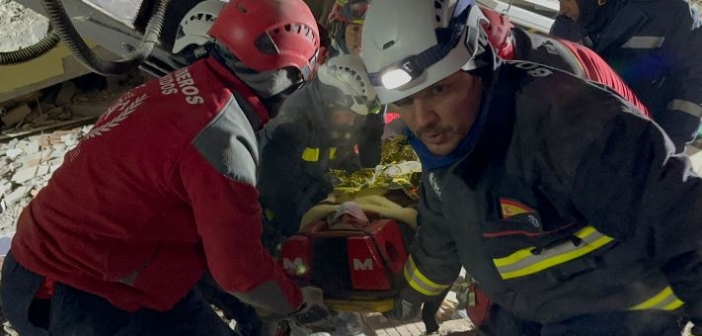 Terremoto: El rescate de una joven por bomberos de Huelva, en imágenes