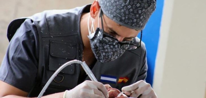 El odontólogo onubense Alberto Cruz vuelve a dibujar sonrisas en El Salvador
