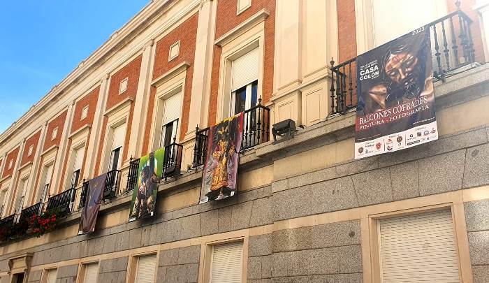 Los 'Balcones cofrades' lucen ya en el entorno del Ayuntamiento