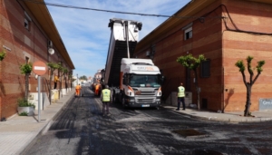 Palos reasfalta las calles Ofunato y Barriada Tres Carabelas