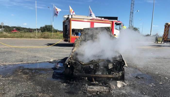 Bomberos extinguen el incendio de un coche en Villarrasa