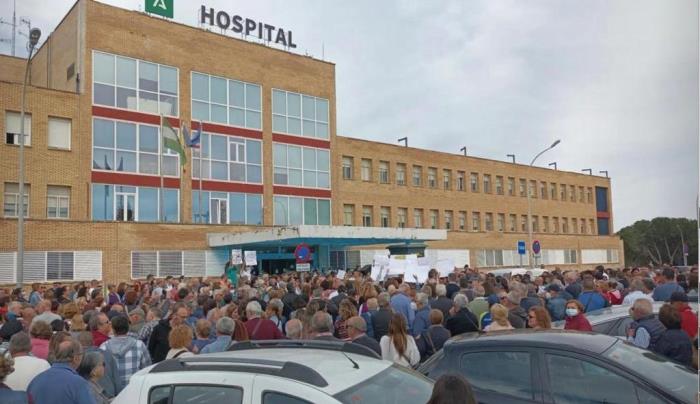 Cientos de personas se concentran para defender el hospital de Riotinto