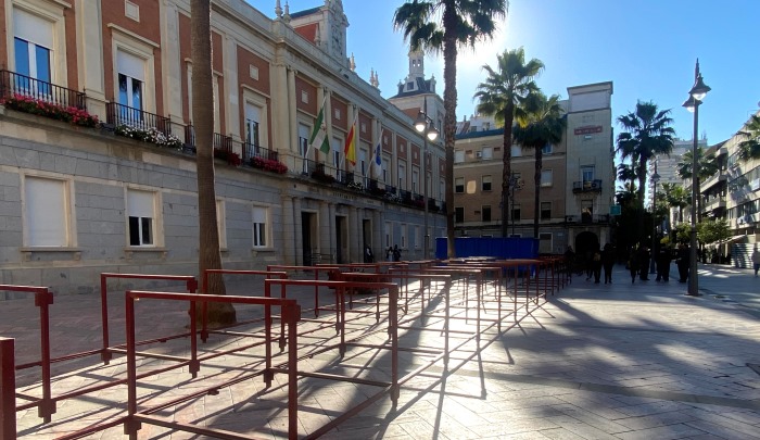Comienza el montaje de los palcos para la Carrera Oficial de la Semana Santa de Huelva 2023