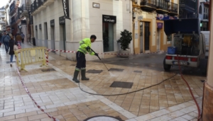 La limpieza de cera de las calles de Huelva se prolongará durante un mes sueldo