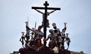Imágenes del Lunes Santo 2023 en Huelva el perdón