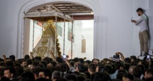 El paso de la Virgen del Rocío ya está en el Santuario tras el arreglo de su estructura