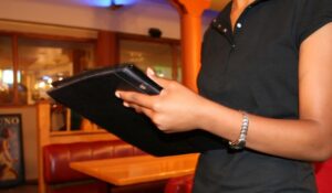 Restaurante de La Antilla busca dos camareros de sala y uno de barra