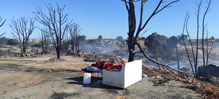 Así ha quedado el asentamiento de inmigrantes de Palos arrasado por el fuego