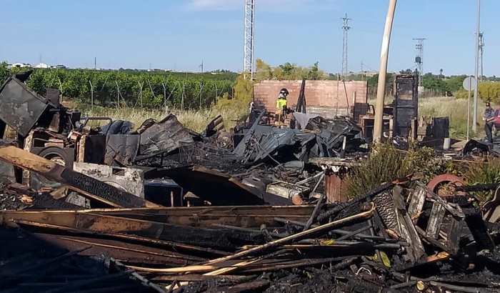 Mueren tres perros en el incendio de varias viviendas prefabricadas en Cartaya detenida