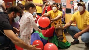 Los caballos en miniatura Enrique y Pekitas visitan a los niños del Juan Ramón Jiménez