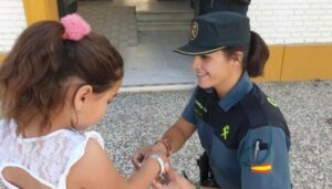 La Guardia Civil reparte pulseras identificativas para niños en El Rocío