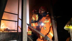 Bomberos participan en un simulacro de incendio en una vivienda