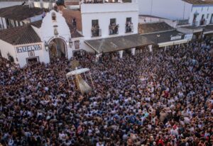 La procesión de la Virgen del Rocío, en imágenes