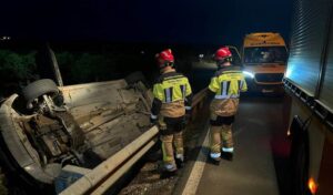 Bomberos excarcelan a una persona herida tras volcar su coche entre La Redondela y Pozo del Camino