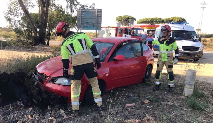 Dos heridos en un accidente de coche en Mazagón