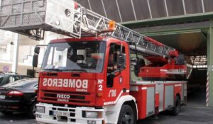 Tres hospitalizados por el incendio de un local en Huelva capital bo