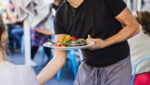 Restaurante en Isla Cristina busca ayudantes de camarero paro