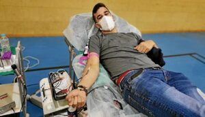 El Centro de Transfusión de Huelva homenajea a 126 donantes de plasma y sangre