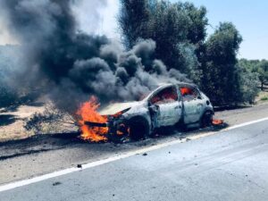 Bomberos extinguen el incendio de tres vehículos en San Juan, Matalascañas y Beas