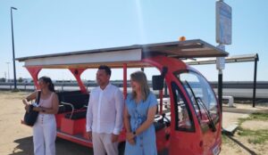 Lepe pone en marcha el servicio de vehículo eléctrico de acceso a la playa de Nueva Umbría