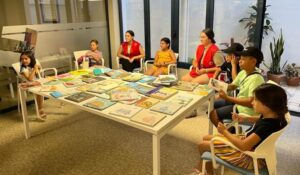 Niños del Campamento Cruz Roja Juventud Huelva visitan la Biblioteca de la Diputación