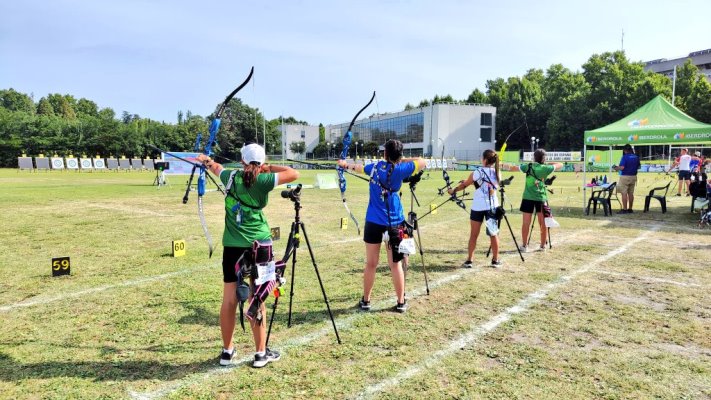 La marea azul del Club Asirio se hace con 12 medallas en los Campeonatos de España al Aire Libre