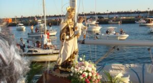 El verano comienza en Mazagón cuando la Virgen del Carmen sale en procesión