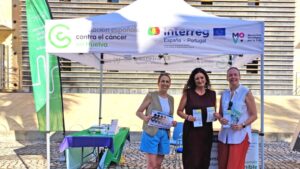 Una carpa para concienciar contra el cáncer de piel en la sede de Aguas de Huelva