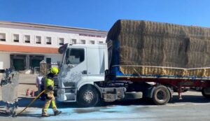 Un camión cargado de alpacas de paja sale ardiendo en El Repilado