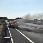 Un coche sale ardiendo en la A-49