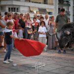 Cientos de niños "juegan al toro" en Punta Umbría