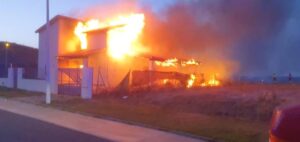 Fotogalería: Susto en Costa Eusuri por un incendio que ha arrasado una vivienda