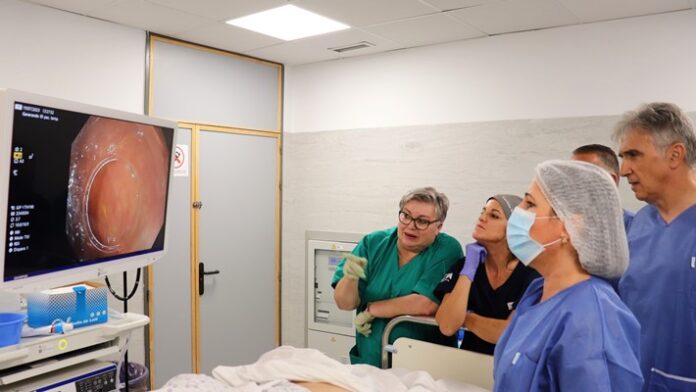 El Hospital Juan Ramón Jiménez incorpora una compleja técnica para extirpar tumores digestivos por vía endoscópica