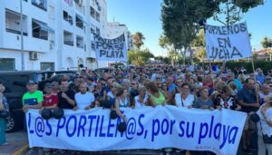 Vecinos de El Portil se manifiestan para reclamar la recuperación de su playa