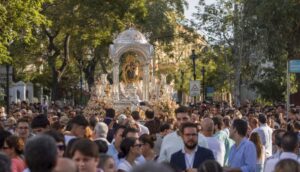 Casi 4.000 personas acompañaron este domingo a la Virgen de la Cinta en su bajada