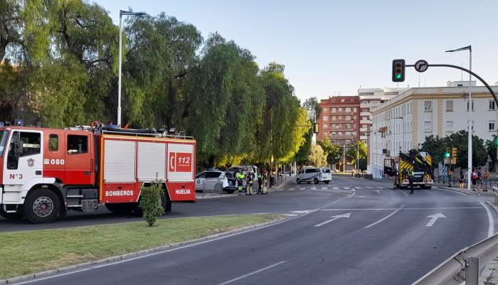 Aparatoso accidente entre un coche y un vehículo de la Policía Local en Huelva capital