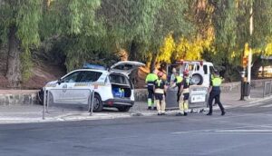 Aparatoso accidente entre un coche y un vehículo de la Policía Local en Huelva capital