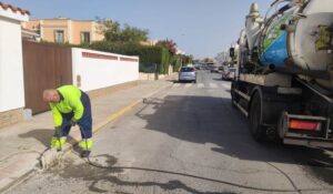 Punta Umbría amplía la limpieza de los imbornales y el alcantarillado