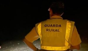 Tres motoristas arrollan y amenazan a un guarda rural en Berrocal