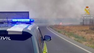 La Guardia Civil evita la propagación de un incendio próximo a una gasolinera en Villalba del Alcor