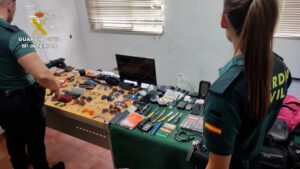 Detenida por robar más de 100 objetos del interior de vehículos en Isla Cristina