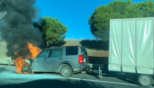 Vídeo: Un vehículo sale ardiendo en la H-31, a la entrada de Huelva