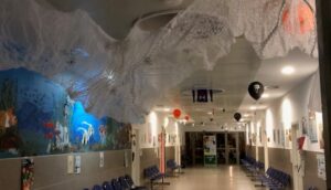 La zona de Pediatría del centro de salud del Torrejón se disfraza por Halloween