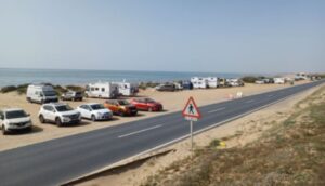 Costas "quiere eliminar los aparcamientos de la playa de La Bota"