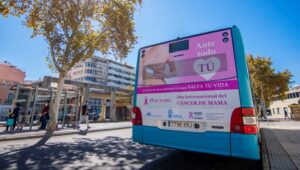 Emtusa rotula cuatro autobuses para prevenir el cáncer de mama