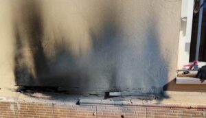 Bomberos intervienen en el incendio en la acometida de una vivienda en Mazagón