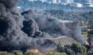 Extinguido el incendio de la nave de reciclaje de Antonio España en Huelva